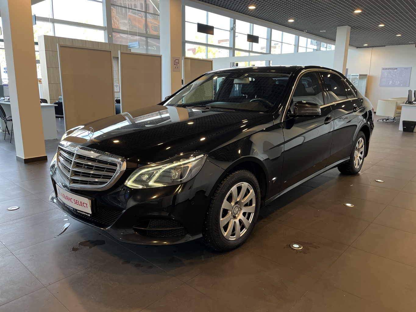 MERCEDES-BENZ E200