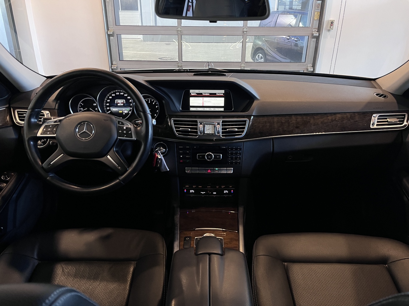 MERCEDES-BENZ E200