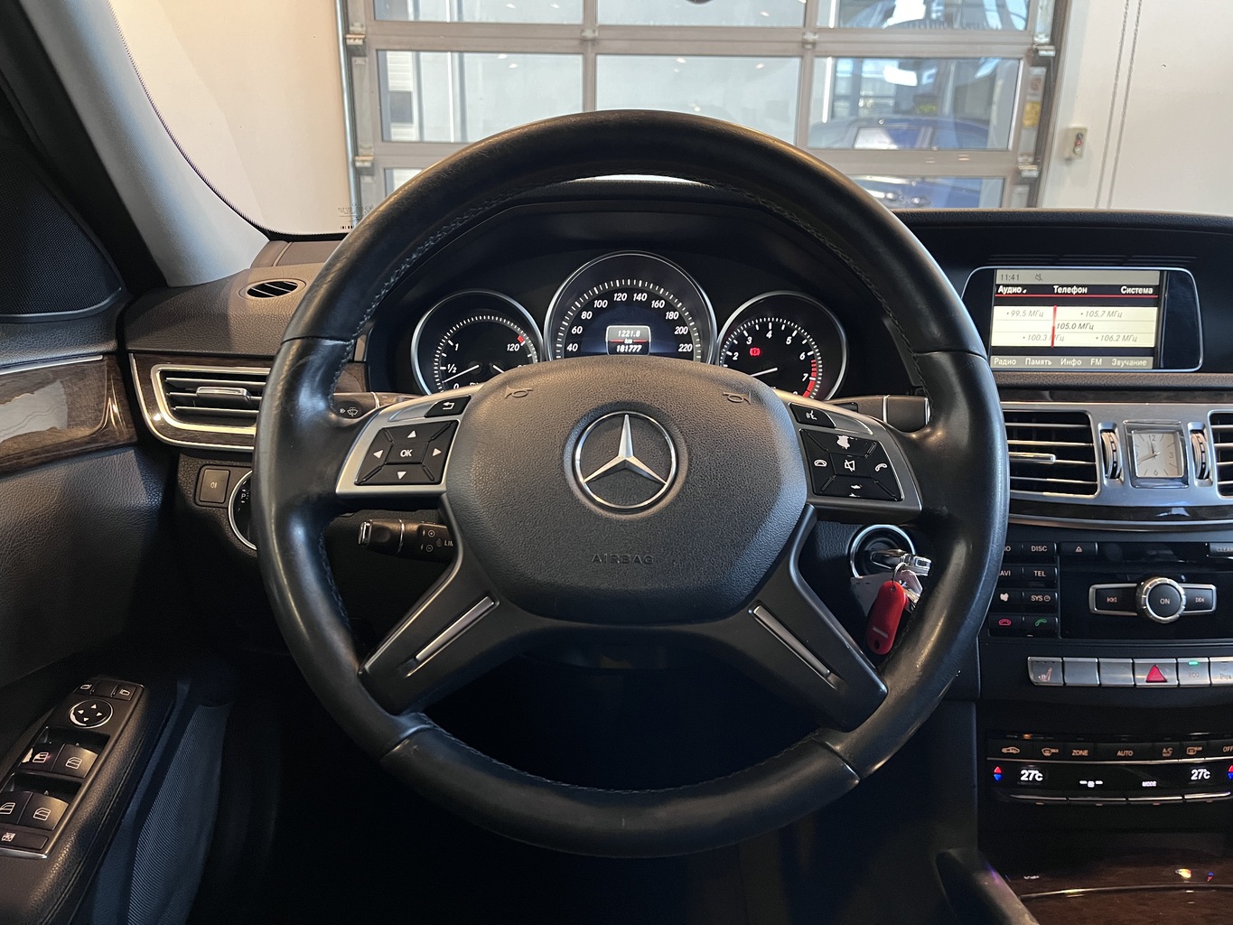 MERCEDES-BENZ E200