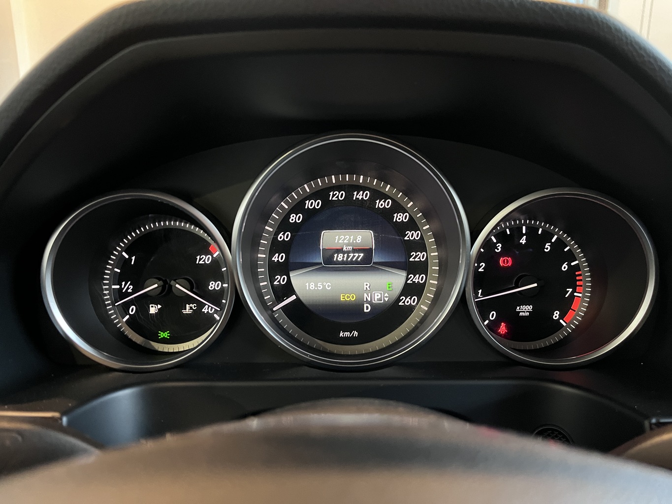 MERCEDES-BENZ E200