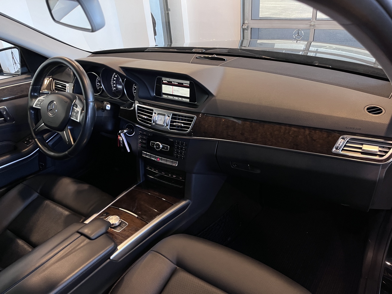 MERCEDES-BENZ E200