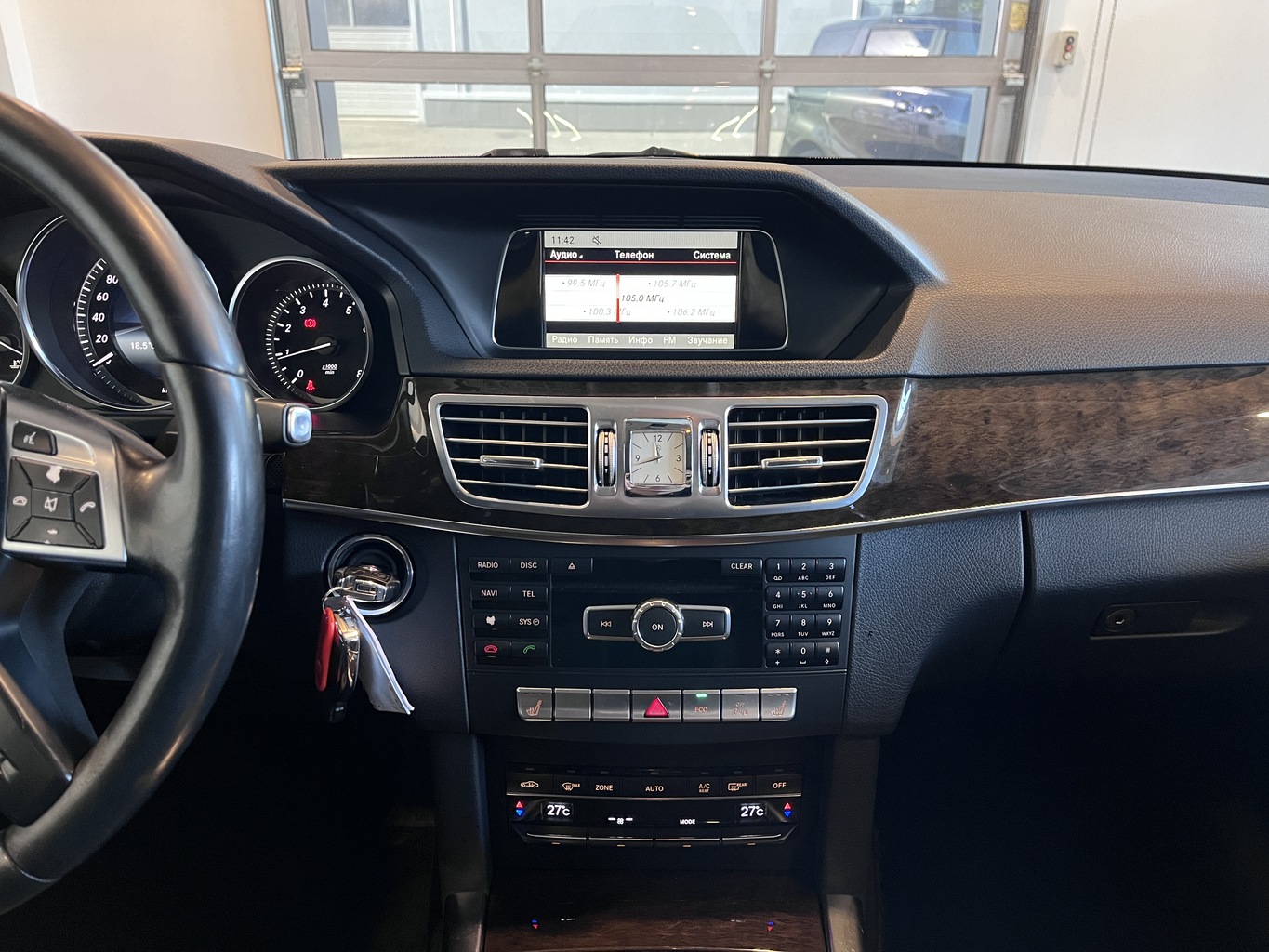 MERCEDES-BENZ E200