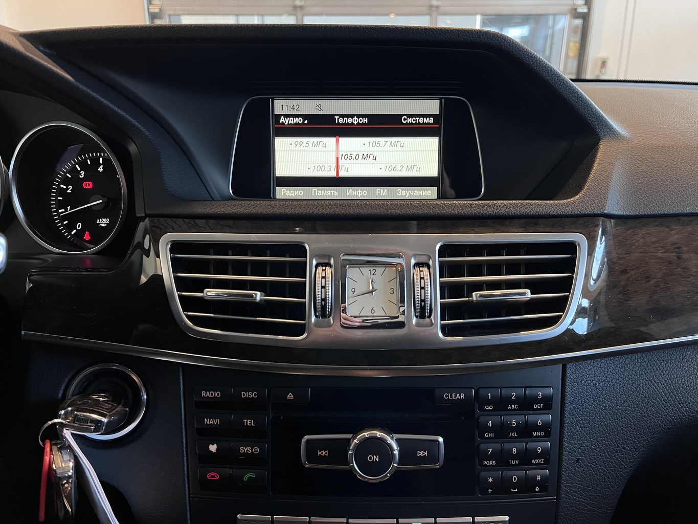 MERCEDES-BENZ E200