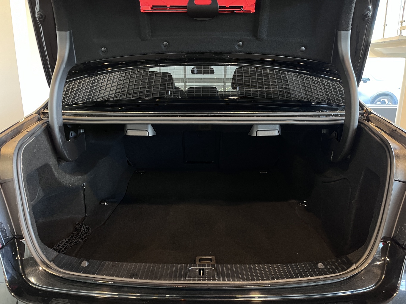 MERCEDES-BENZ E200