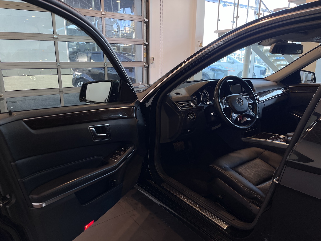 MERCEDES-BENZ E200