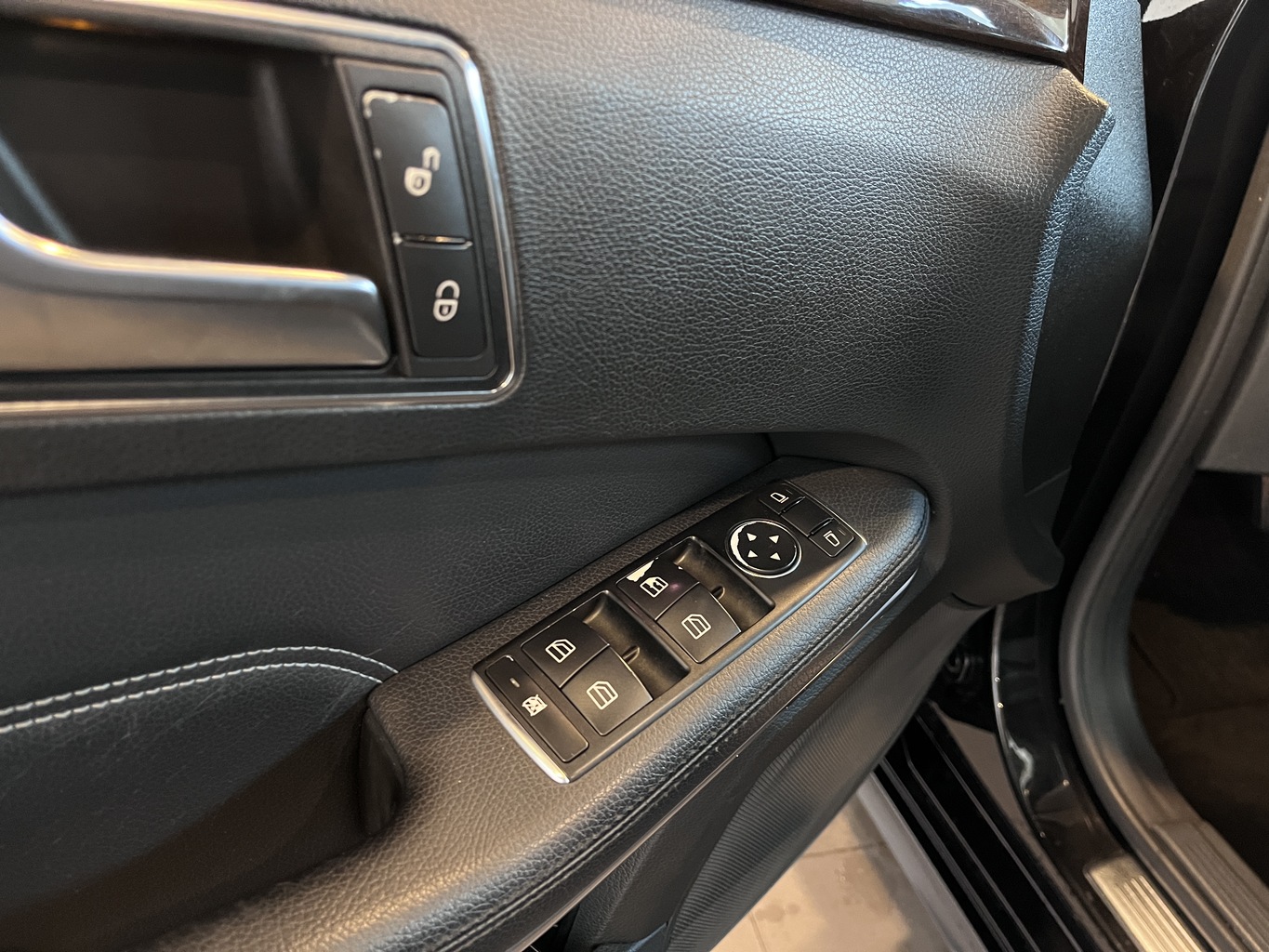 MERCEDES-BENZ E200