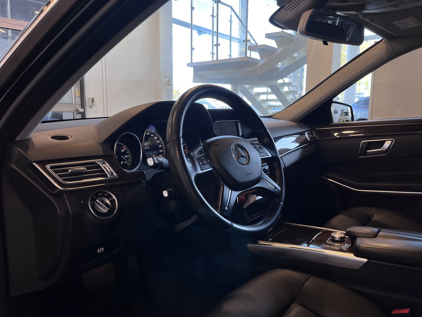 MERCEDES-BENZ E200