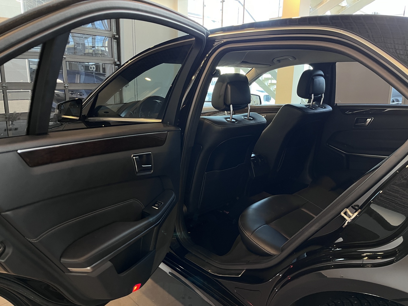 MERCEDES-BENZ E200