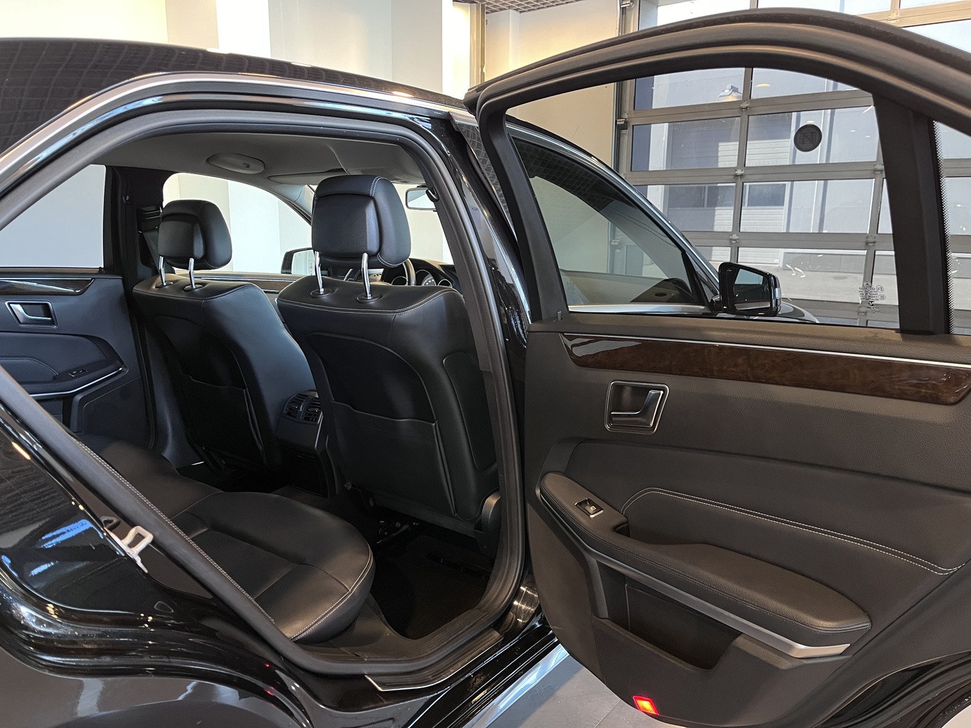 MERCEDES-BENZ E200