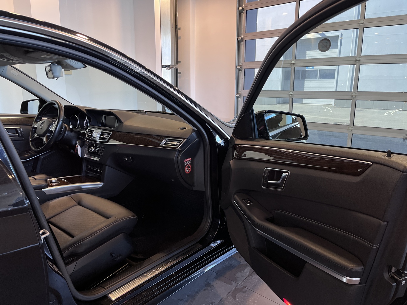 MERCEDES-BENZ E200