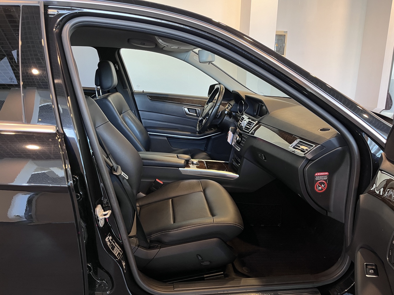 MERCEDES-BENZ E200