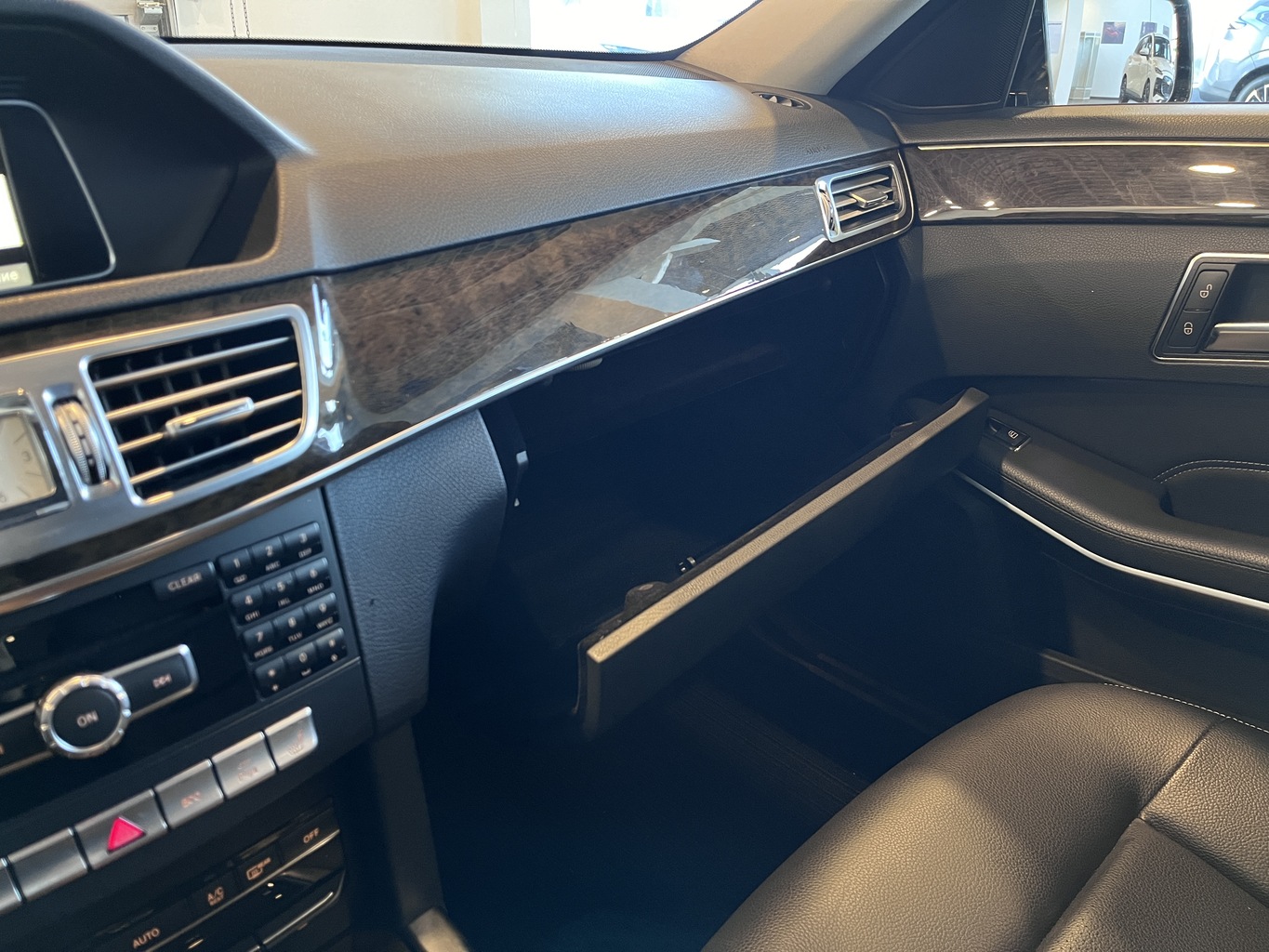MERCEDES-BENZ E200