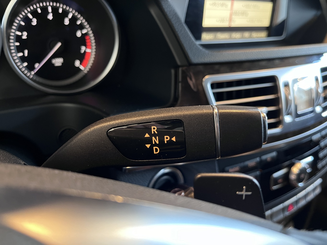 MERCEDES-BENZ E200
