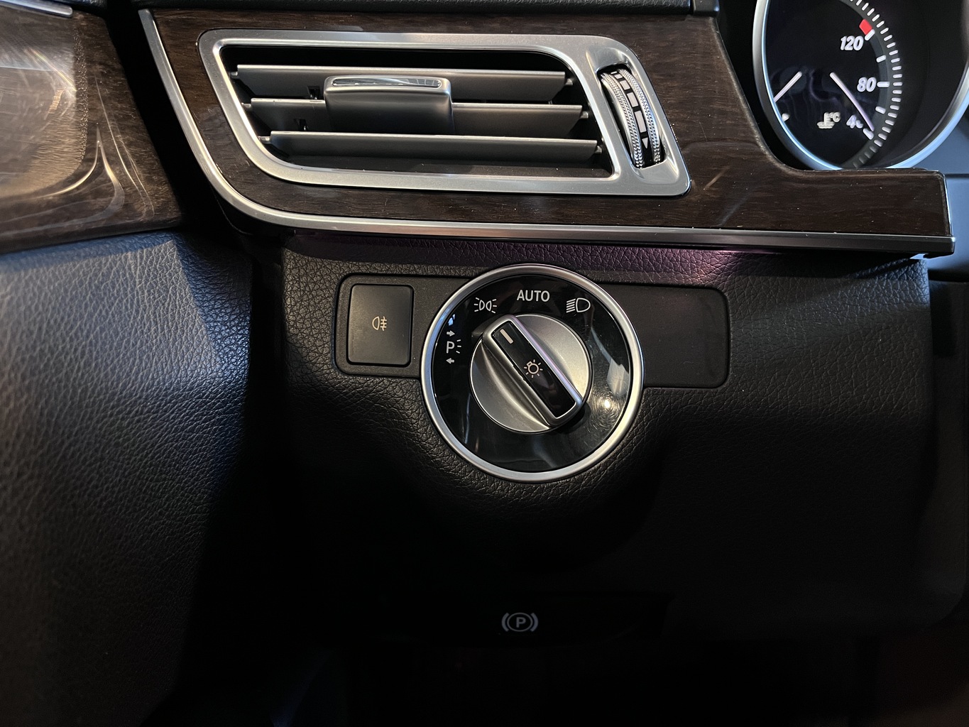 MERCEDES-BENZ E200
