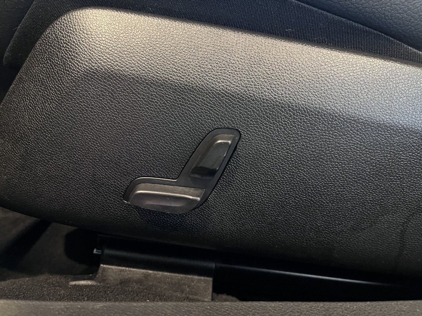 MERCEDES-BENZ E200