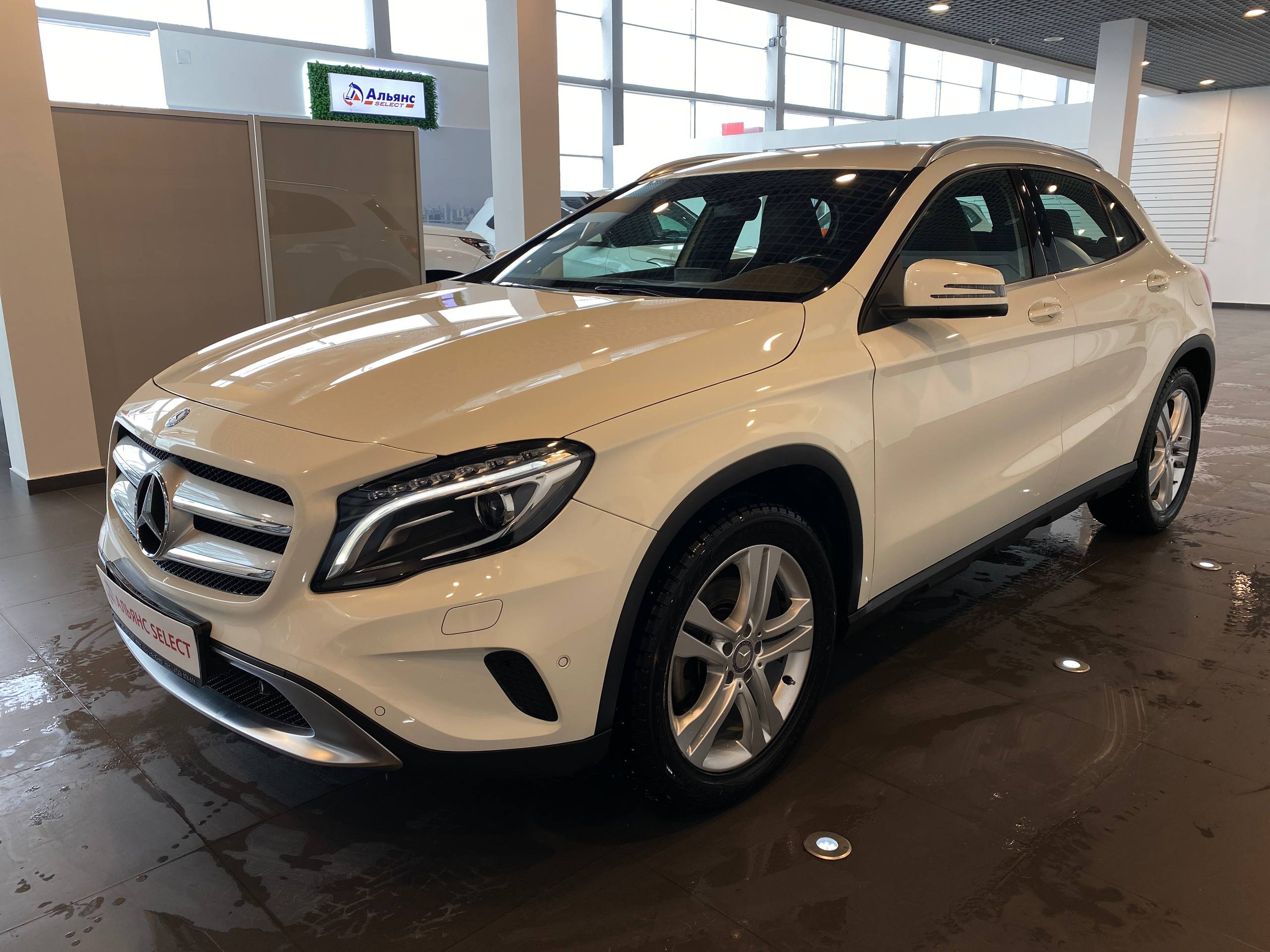 MERCEDES-BENZ GLA