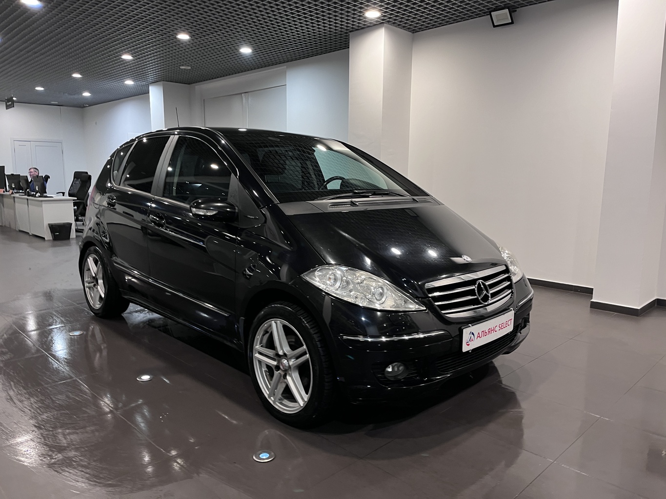 MERCEDES-BENZ A200