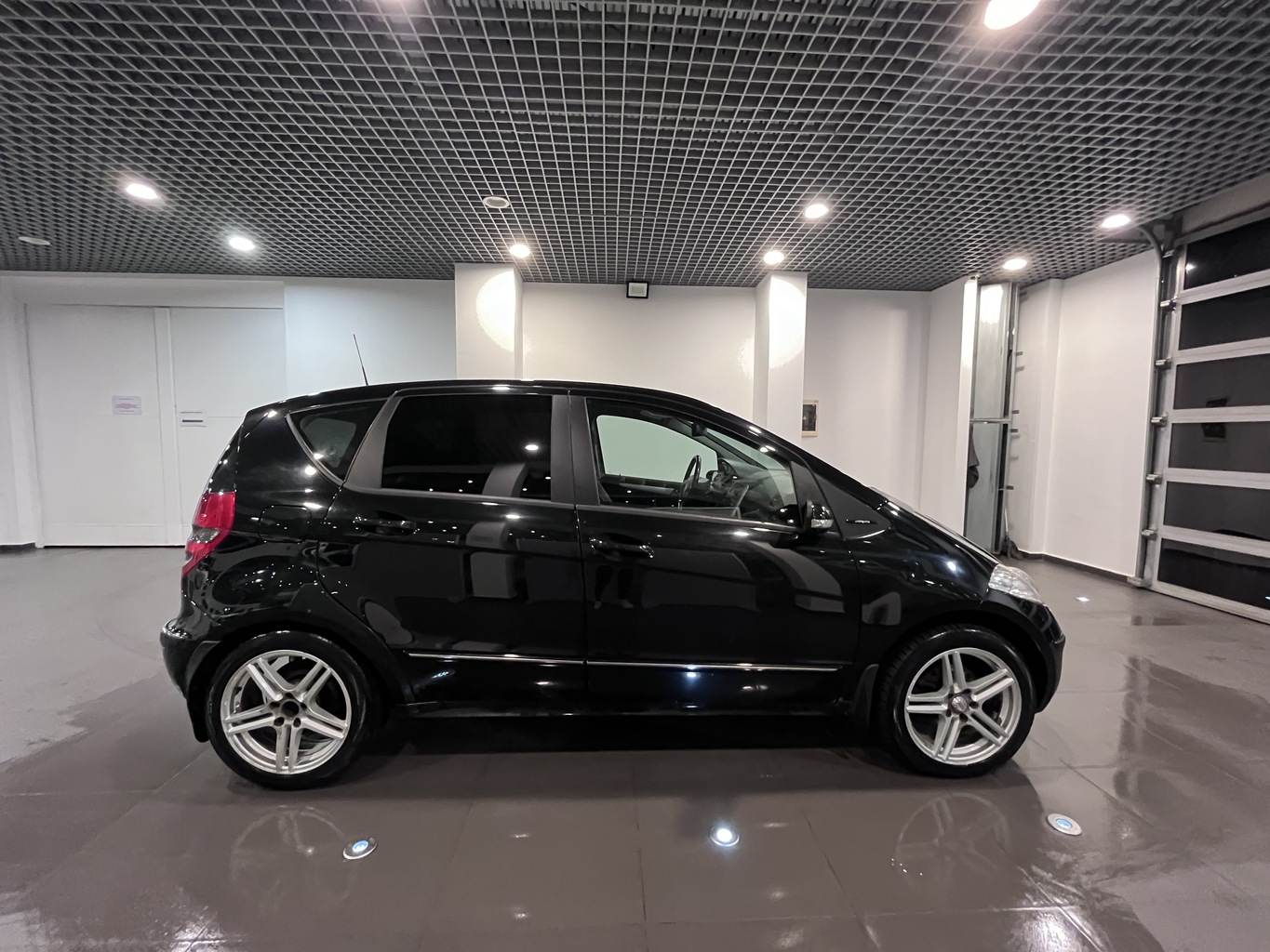 MERCEDES-BENZ A200