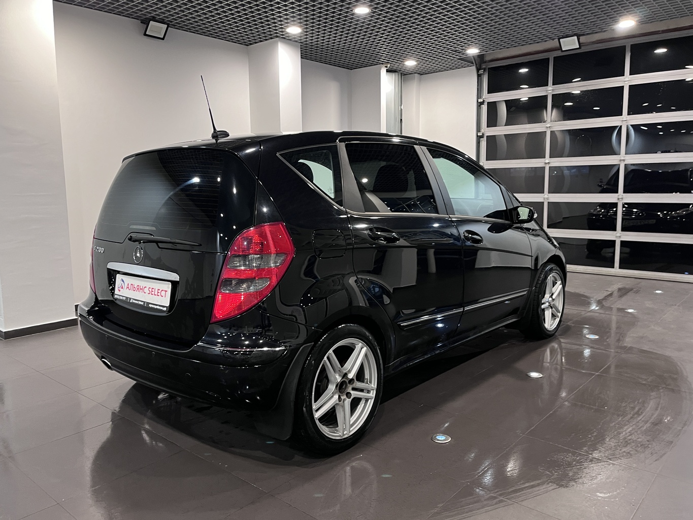 MERCEDES-BENZ A200