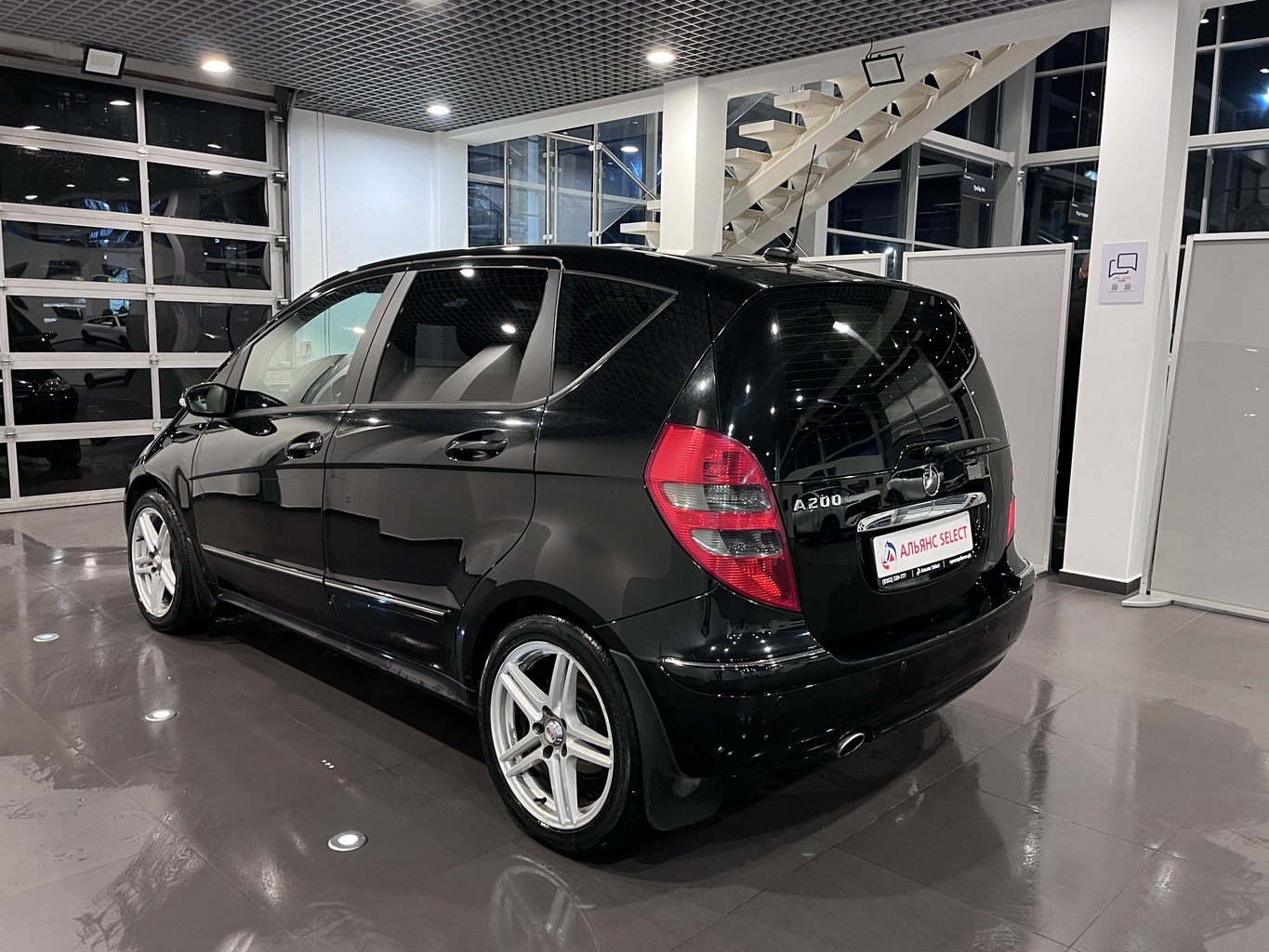 MERCEDES-BENZ A200