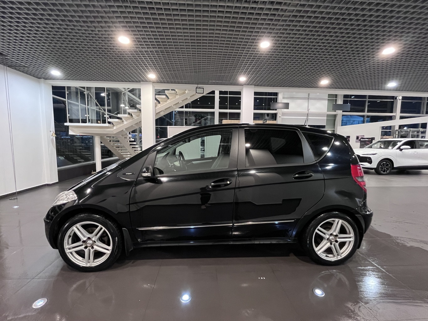 MERCEDES-BENZ A200