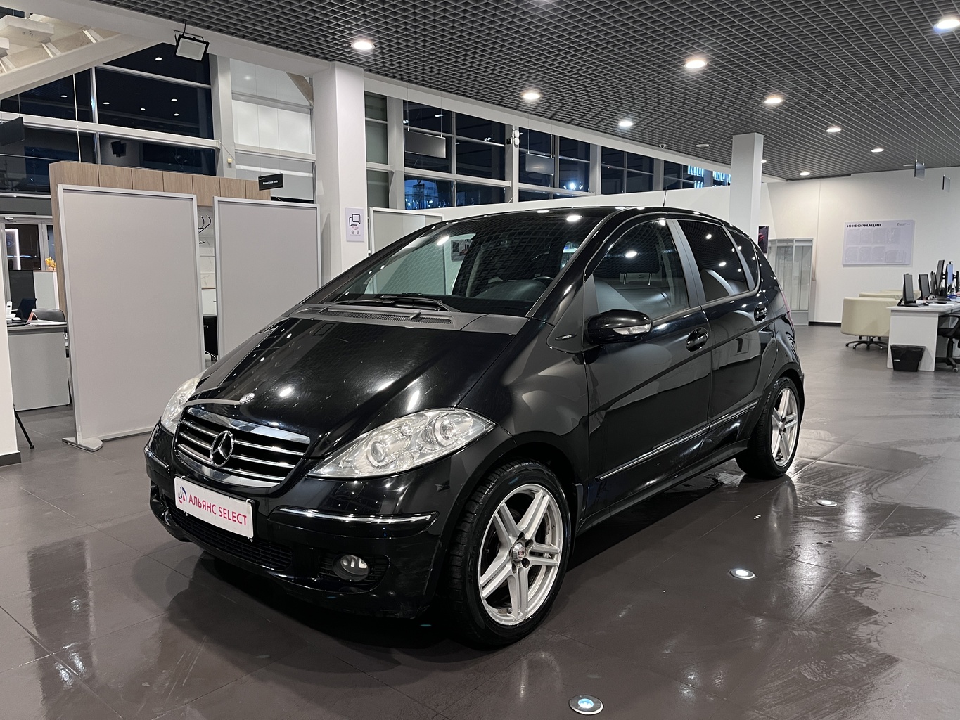 MERCEDES-BENZ A200