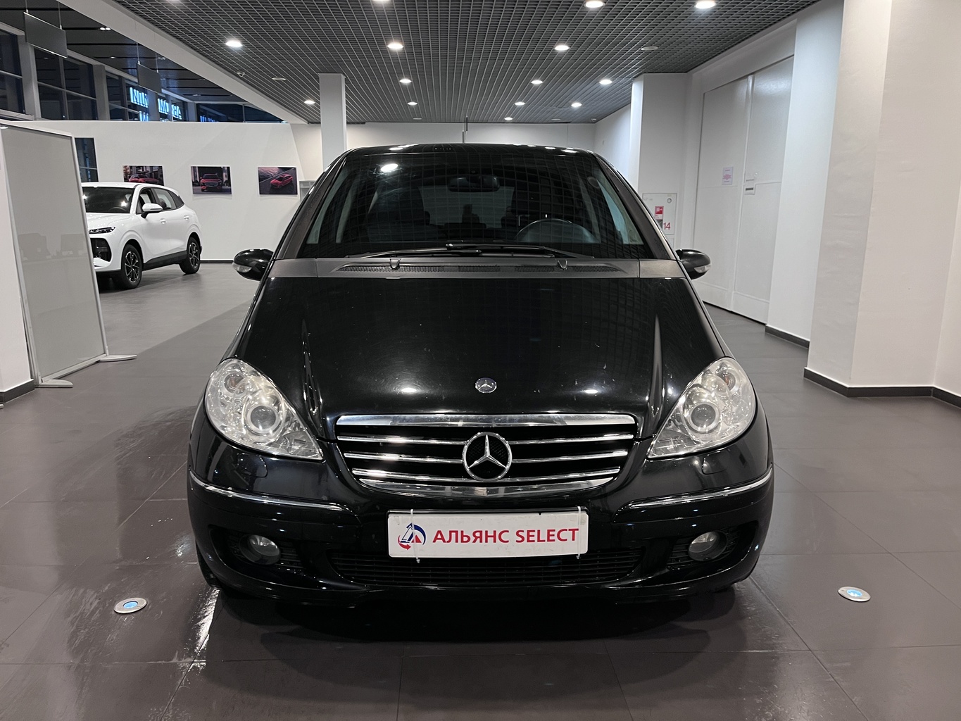 MERCEDES-BENZ A200