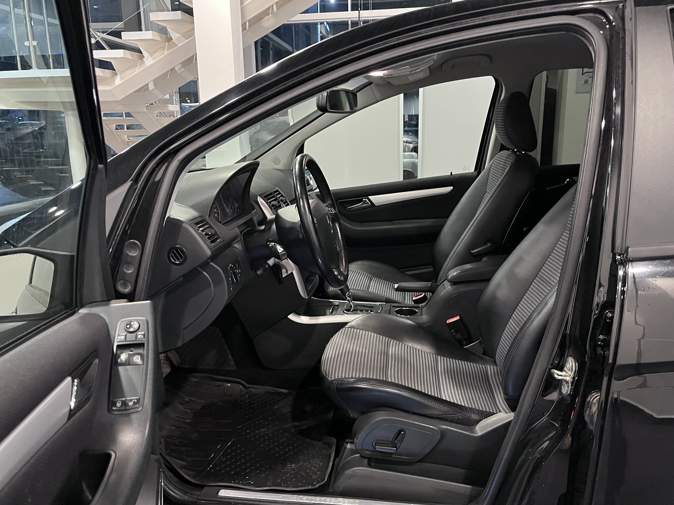 MERCEDES-BENZ A200