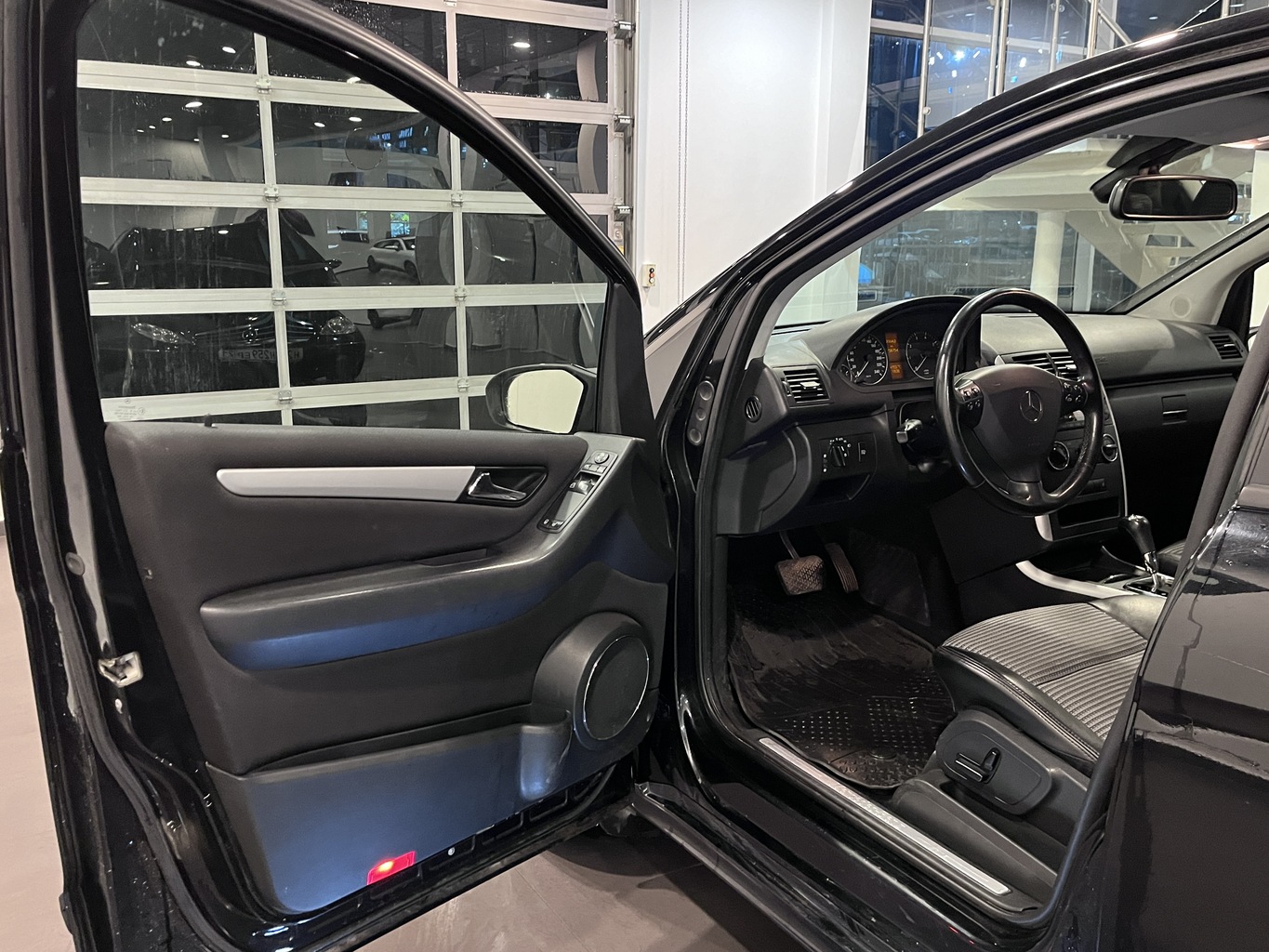 MERCEDES-BENZ A200