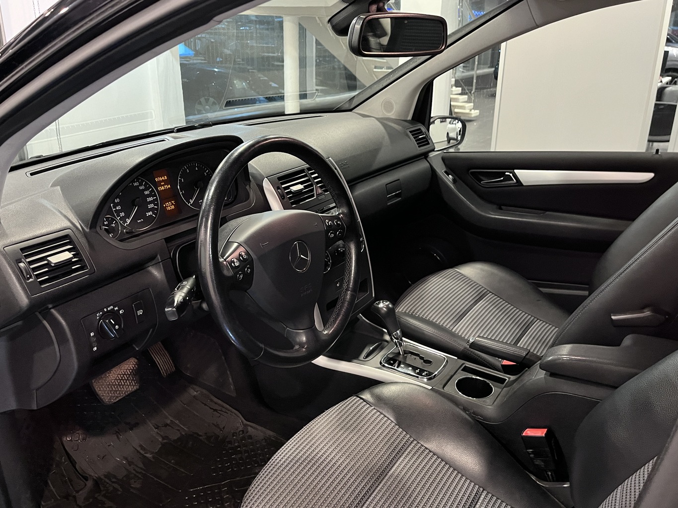 MERCEDES-BENZ A200
