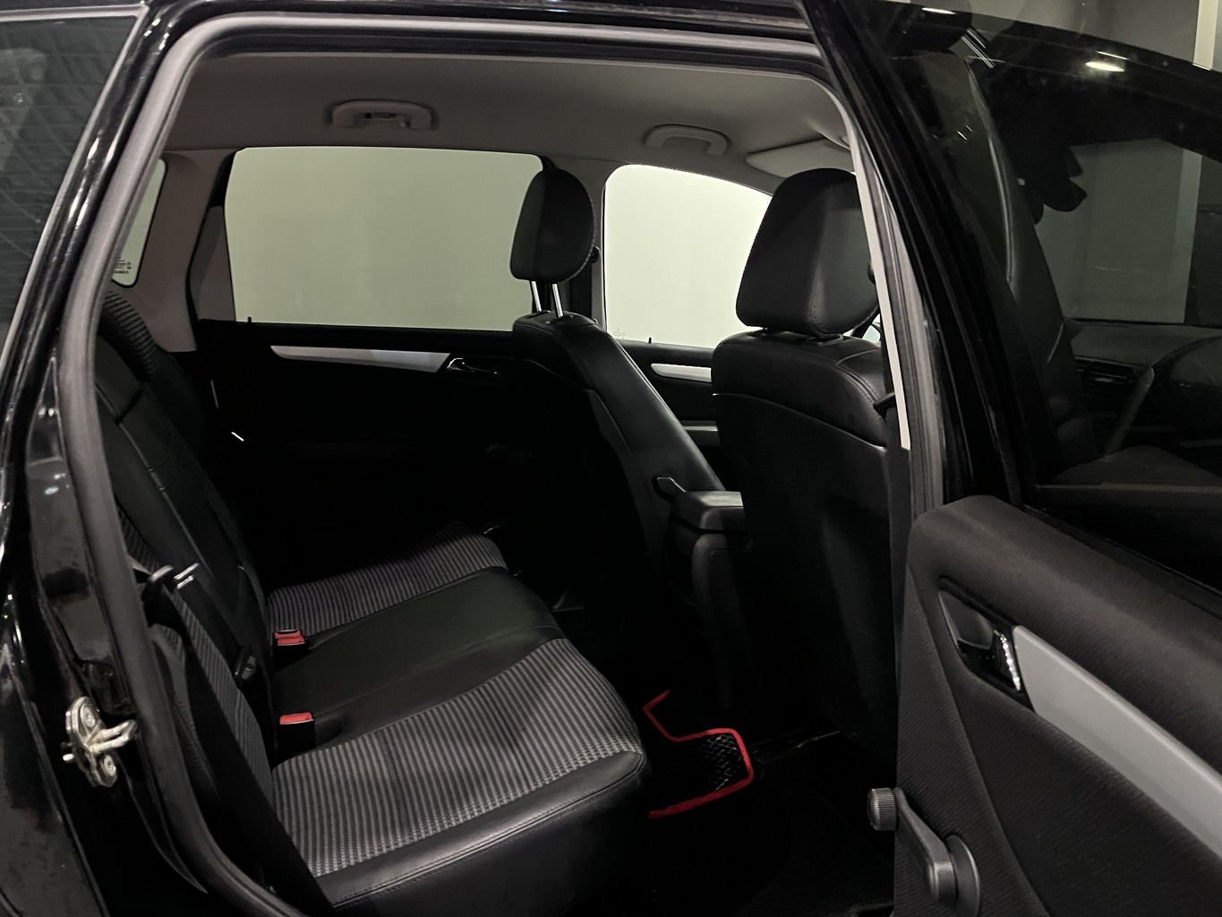 MERCEDES-BENZ A200