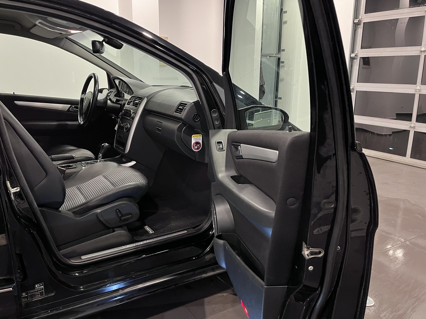 MERCEDES-BENZ A200