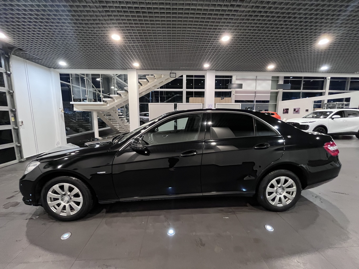 MERCEDES-BENZ E