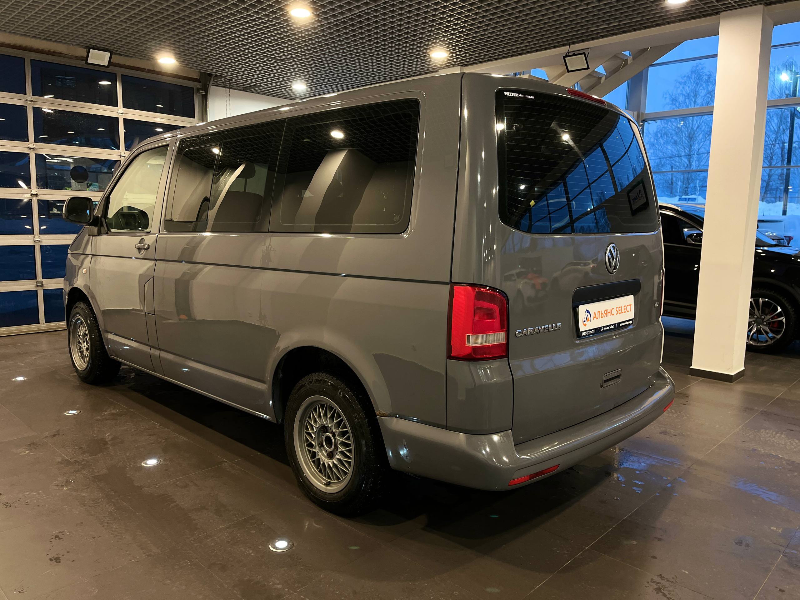 VOLKSWAGEN CARAVELLE