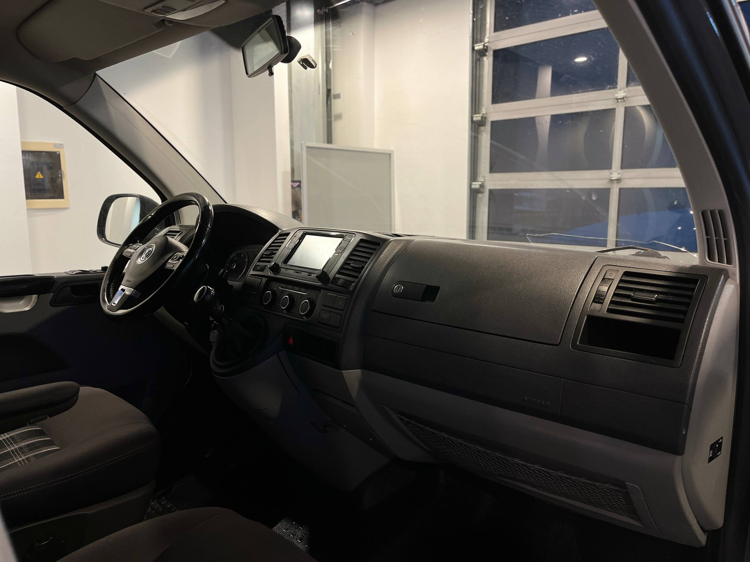 VOLKSWAGEN CARAVELLE