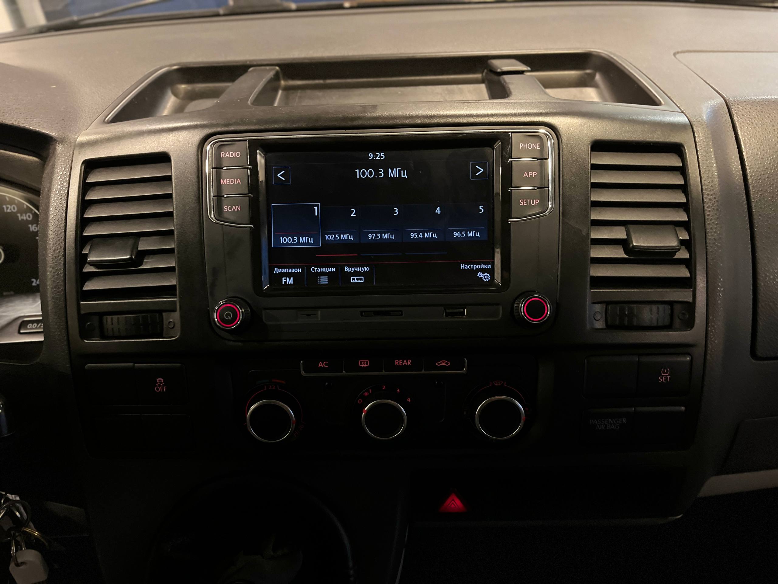 VOLKSWAGEN CARAVELLE