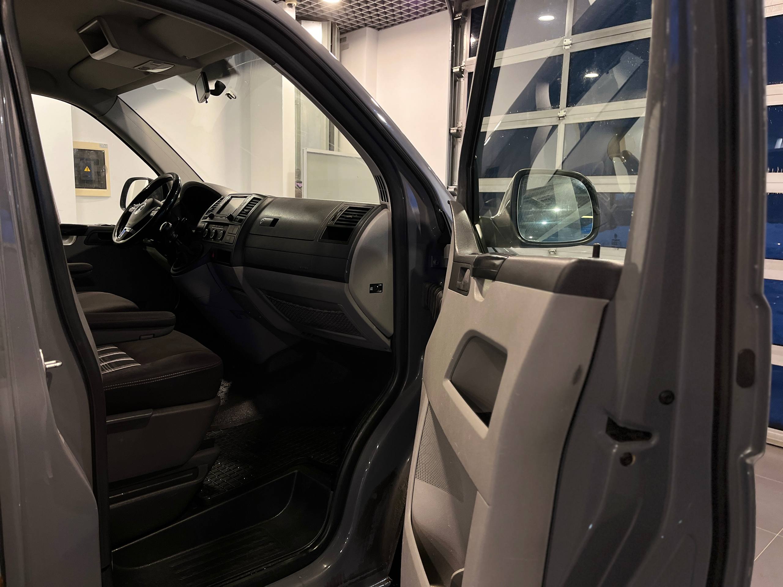 VOLKSWAGEN CARAVELLE