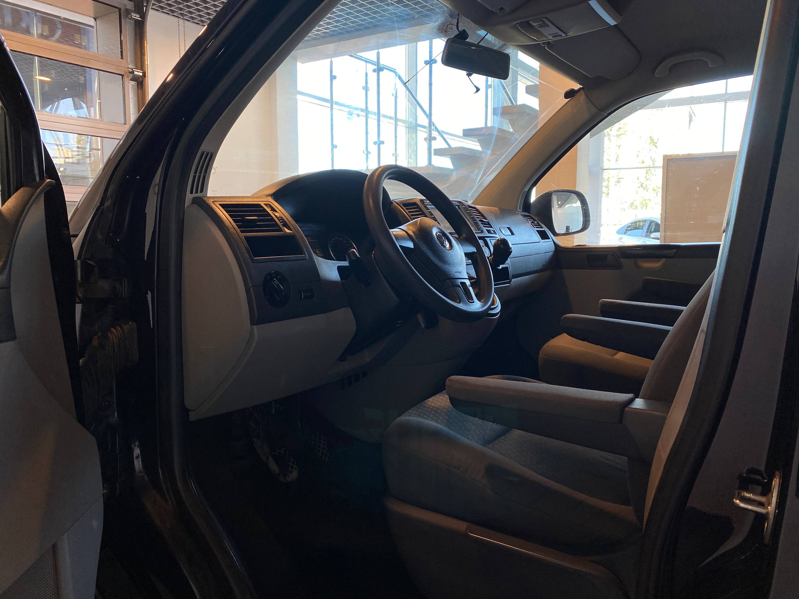 VOLKSWAGEN CARAVELLE