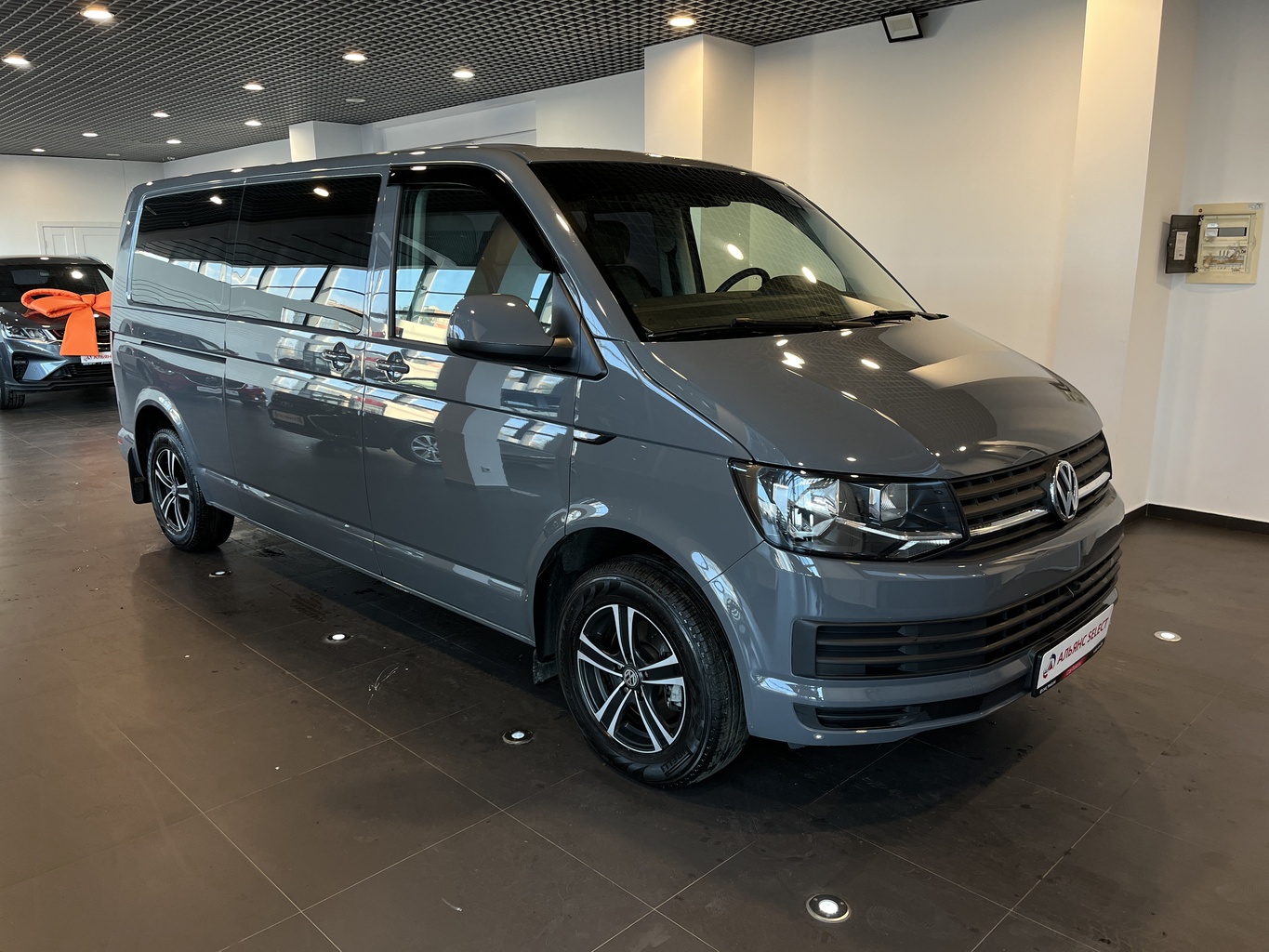 VOLKSWAGEN CARAVELLE