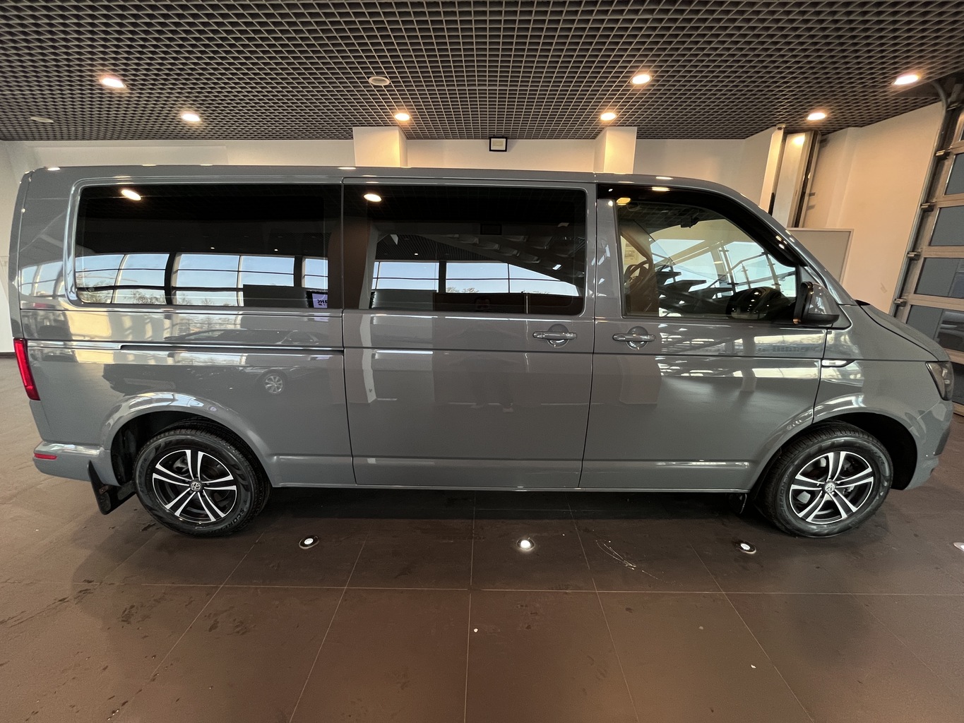 VOLKSWAGEN CARAVELLE
