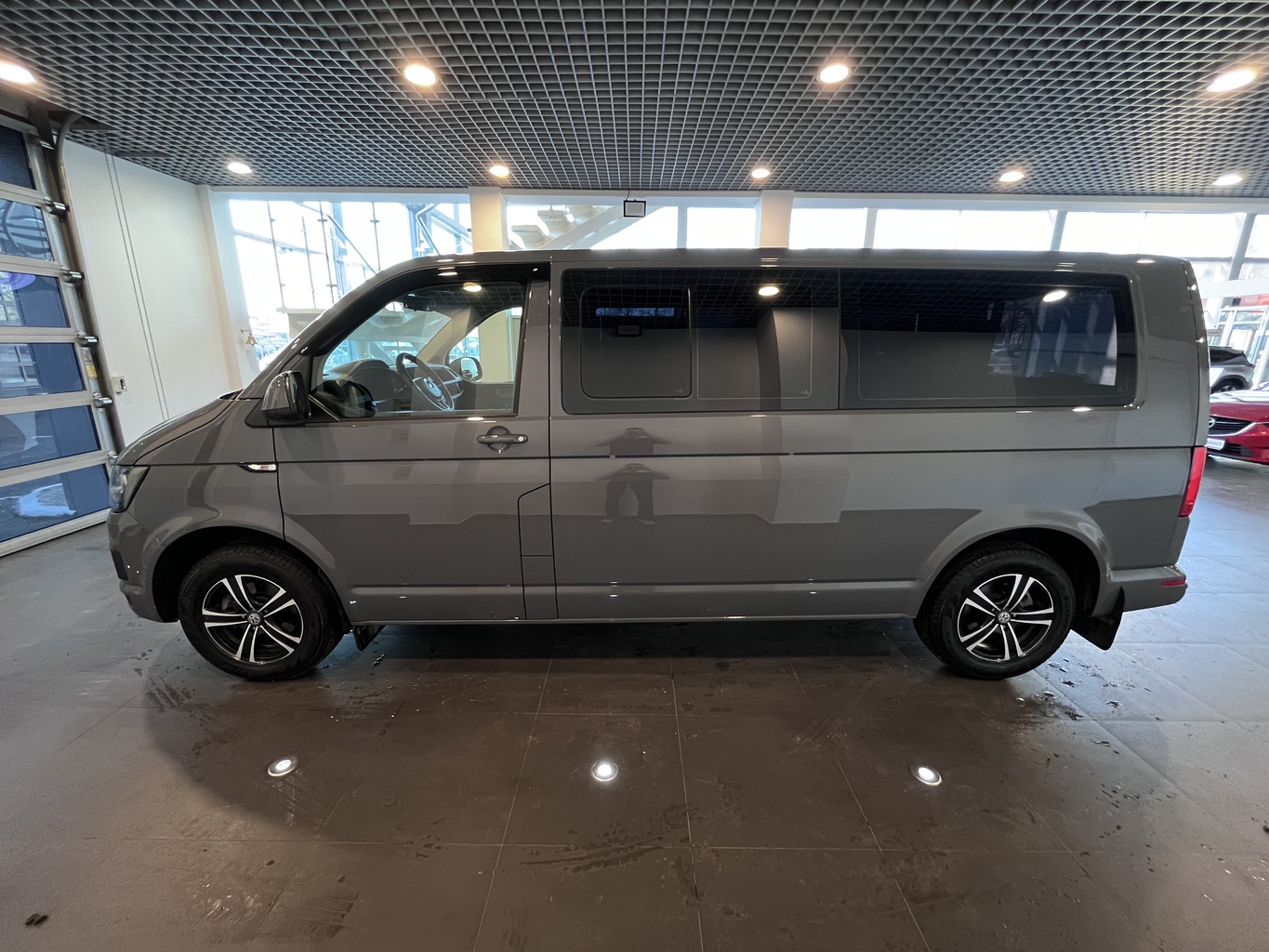 VOLKSWAGEN CARAVELLE