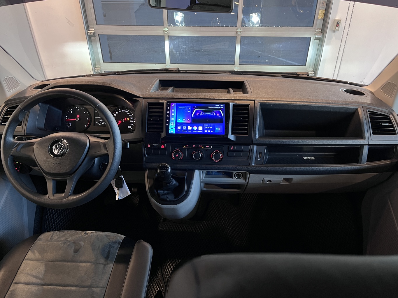 VOLKSWAGEN CARAVELLE