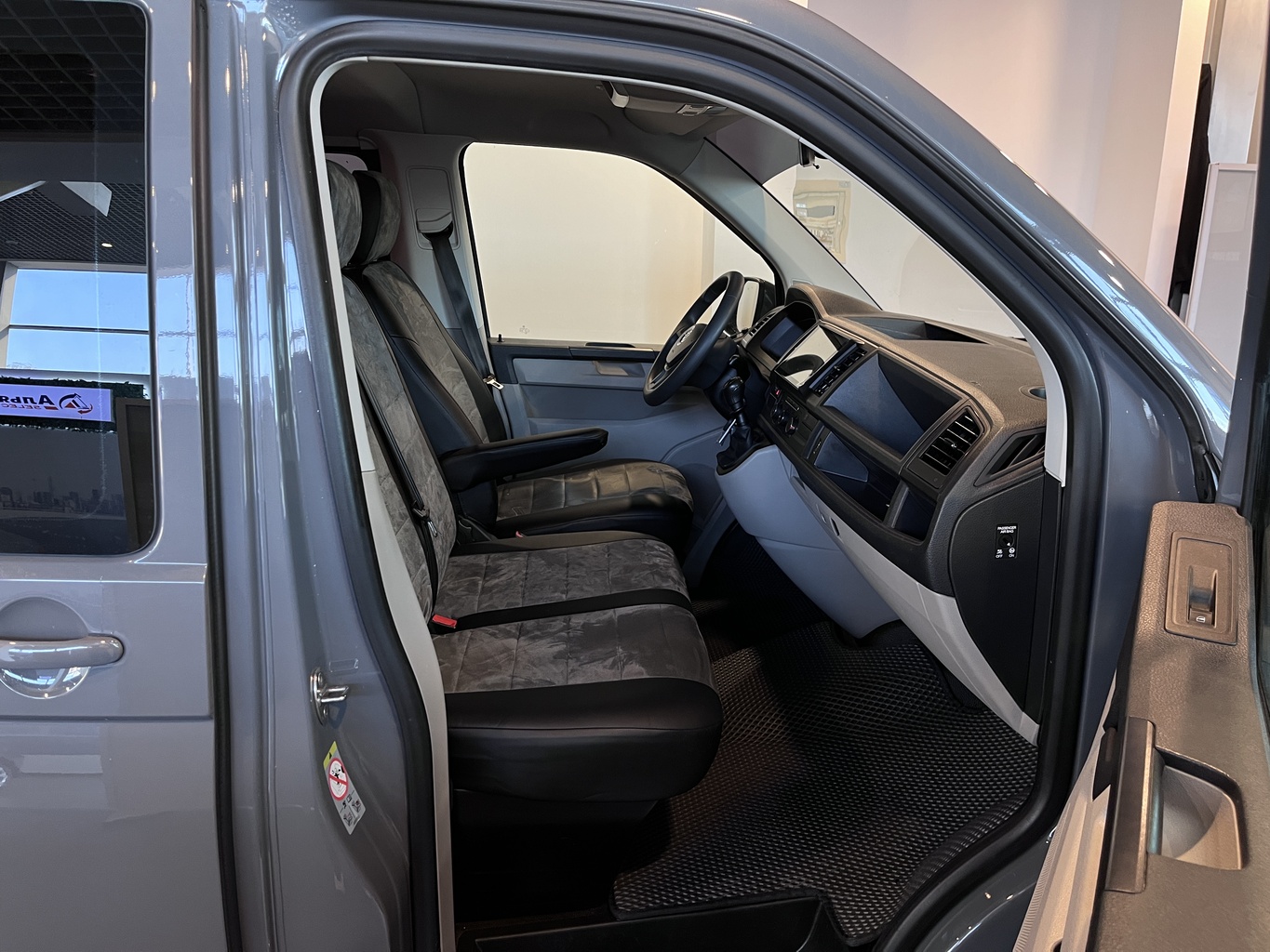 VOLKSWAGEN CARAVELLE
