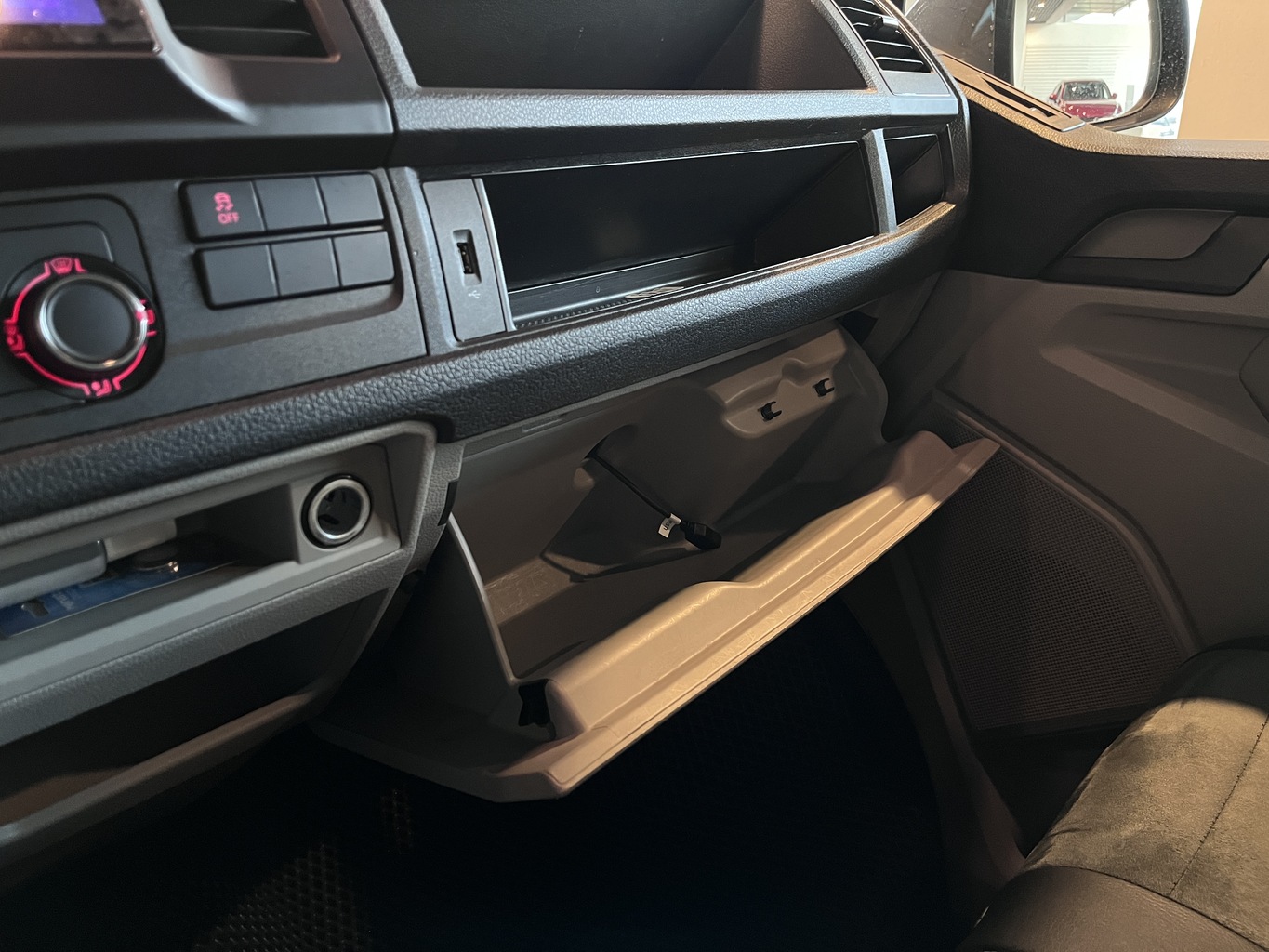 VOLKSWAGEN CARAVELLE