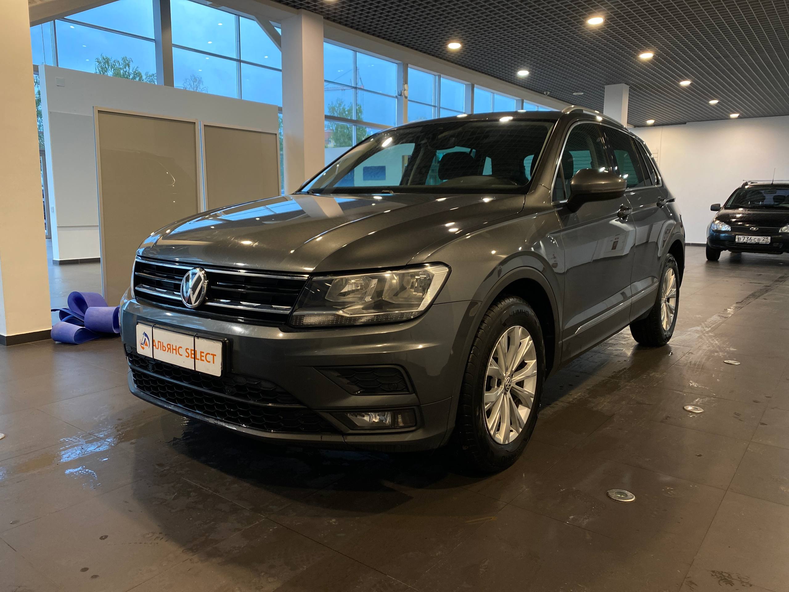 VOLKSWAGEN TIGUAN