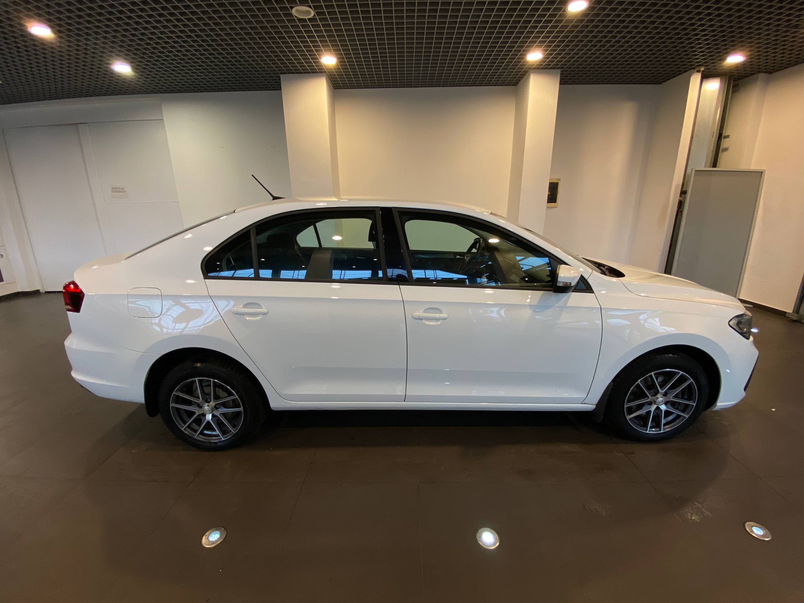 VOLKSWAGEN POLO