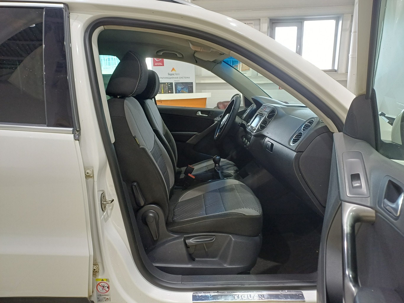 VOLKSWAGEN TIGUAN