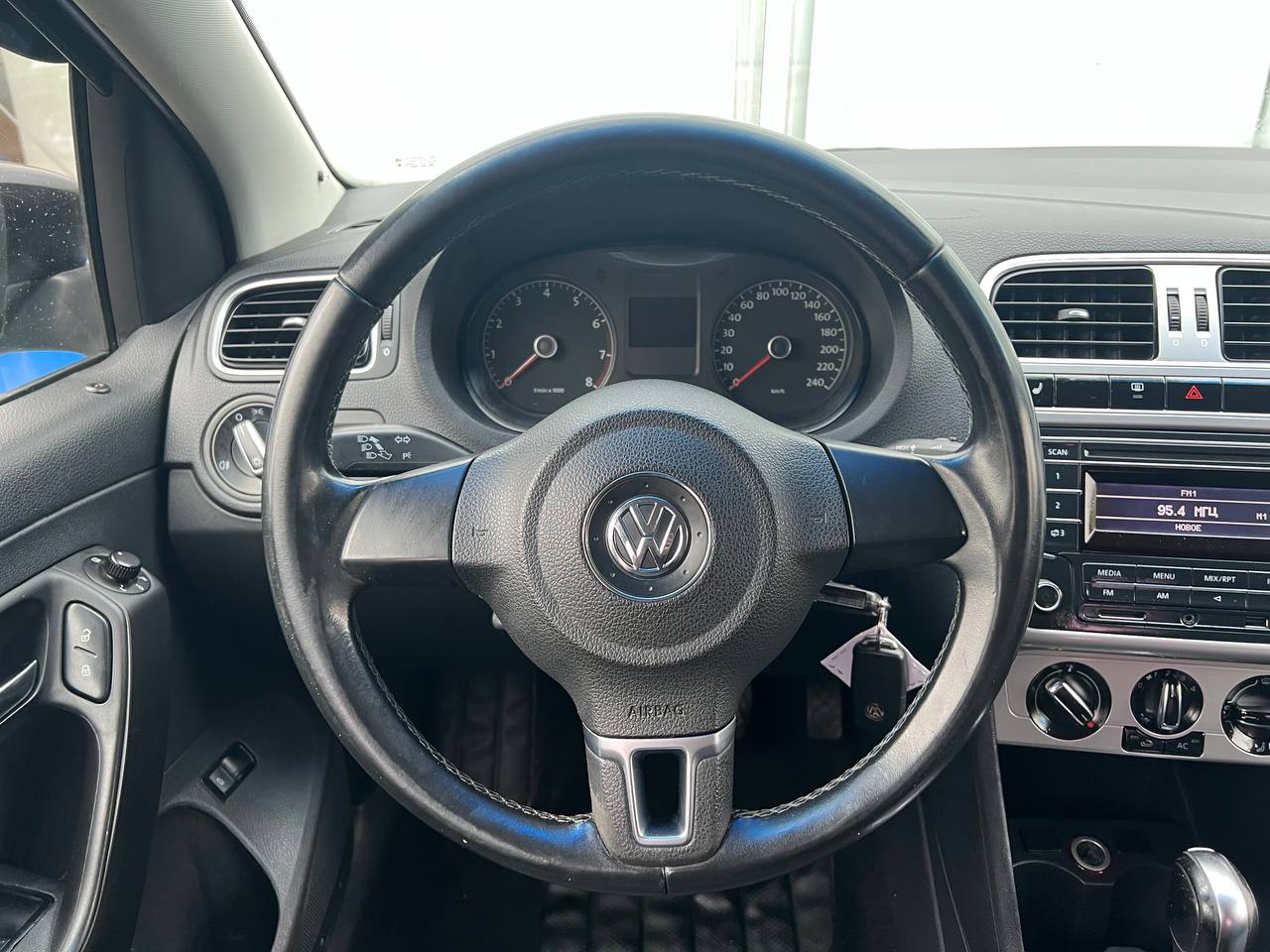 VOLKSWAGEN POLO