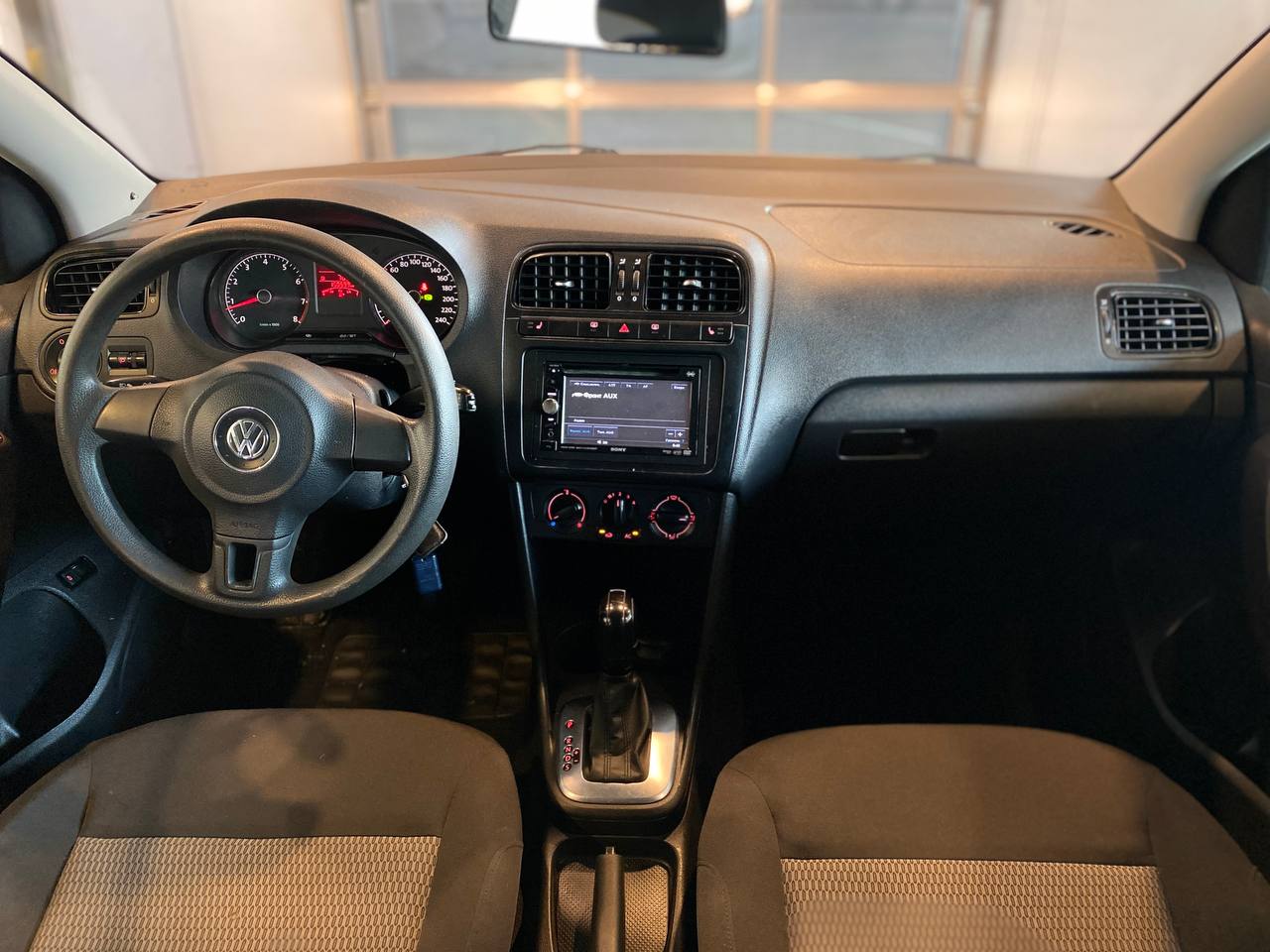 VOLKSWAGEN POLO
