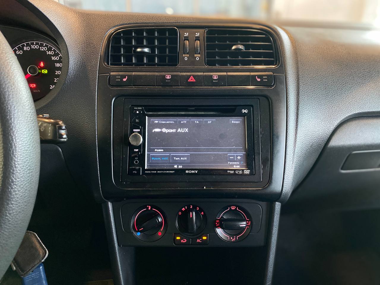 VOLKSWAGEN POLO